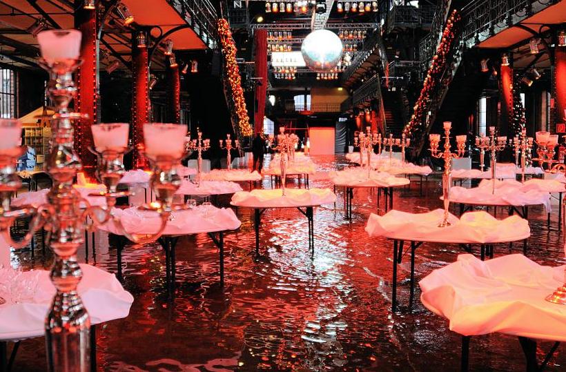 2117_0799 Festlich gedeckte Tische - stehen im Wasser der Fischauktionshalle. | Hochwasser in Hamburg - Sturmflut.